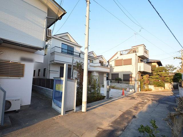 Local photos, including front road. Contact road situation