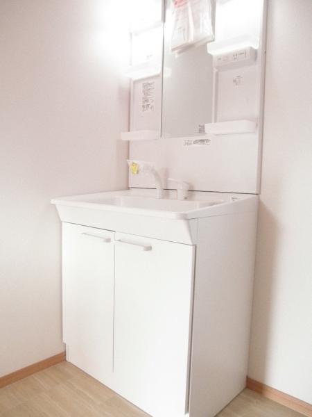 Wash basin, toilet. Wash basin