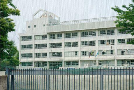 Primary school. Komae 371m until the sixth elementary school