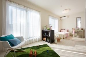 Also installed a two-door, one-room Western-style rooms on the second floor living room. According to the child's growth, Smaller one is spacious and use, When you grow up in the partition (s), such as to ensure the individual space, You can take advantage of the room to the flexible