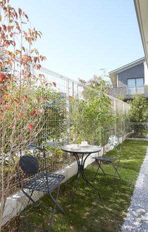 The grounds of the south wide span, Garden in bright space. Summer may be provided a green curtain, We want planting seasonal flowers enjoy the colorful space (all pictures 21 Building ・ Model house)