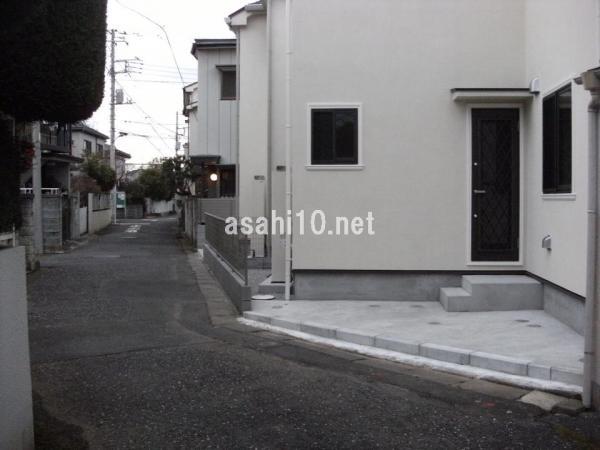 Local photos, including front road. North road