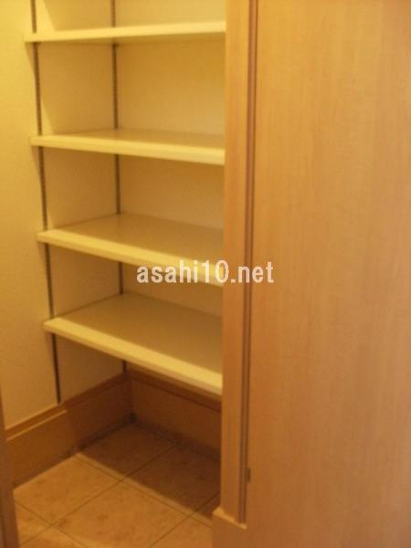 Receipt. Entrance shoes cloak