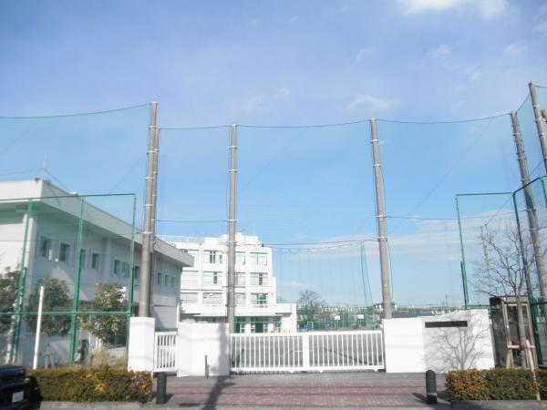 Junior high school. Komae 700m walk 8 minutes to the first junior high school