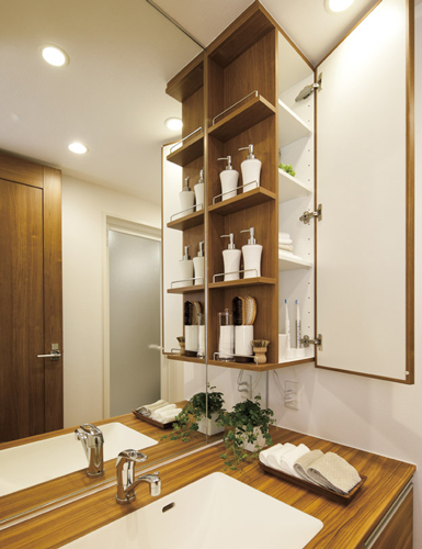 Bathing-wash room.  [Mirror cabinet] It can be seen nearby in the mirror, Convenient to skin care and shaving. Side is out things easy to open shelf.