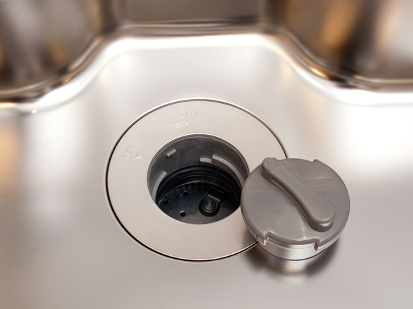 Kitchen.  [disposer] Quickly grinding process the garbage. To reduce the time and effort of garbage disposal, Also suppress odor.