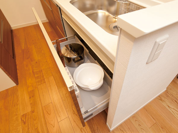 Kitchen.  [Sink before storage] Storage and kitchen knife and cutting board on the back side of the door. You can out in the only open slightly.