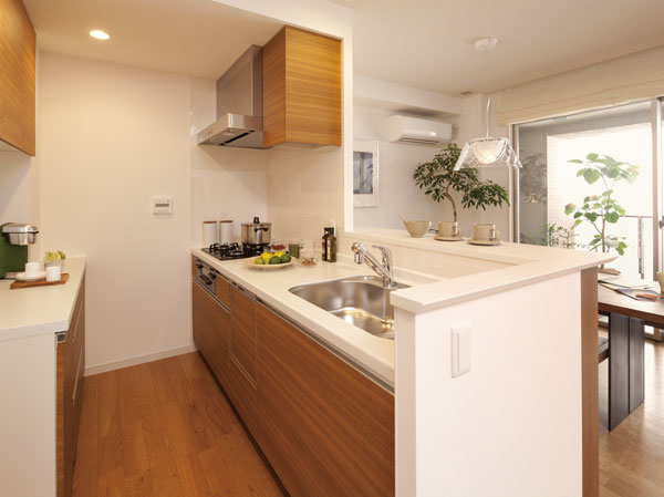 Kitchen.  [kitchen] Adopted the rise with a counter in the kitchen. Hand and sink at the time of the cuisine has provided a rising invisible from dining.