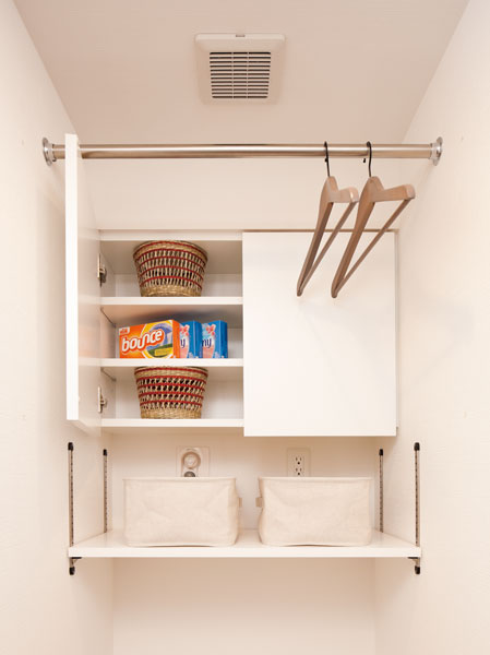 Bathing-wash room.  [Wash room three-piece set] So that you can wash smoothly, (1) shelves in the washing machine yard top, (2) hanging door storage, (3) established a hanger pipe.