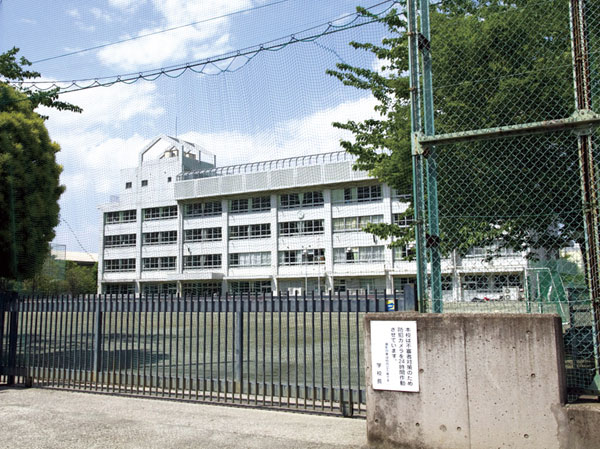 Surrounding environment. Municipal Komae first elementary school (about 30m / 1-minute walk ※ From sub entrance), (About 280m / A 4-minute walk ※ From the main entrance)