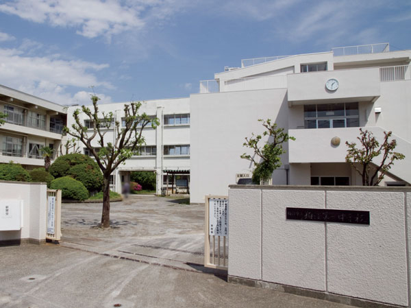 Surrounding environment. Municipal Komae first junior high school (about 560m / 7-minute walk)