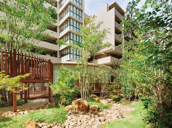 Utilizing as much as possible the existing trees <Grand Maison Komae> ※ Above: "Tama River Garden" the original landscape in the motif of the Tama River (. All except Rendering 2013 September shooting)