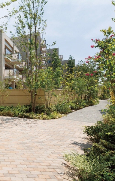  [Satoyama promenade surrounding the northwest side of the outer periphery of the site] Also installed "Machikado Square" which arranged the bench in the middle of the small-diameter