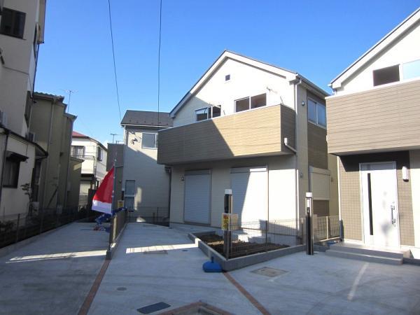 Local photos, including front road. Local appearance photo