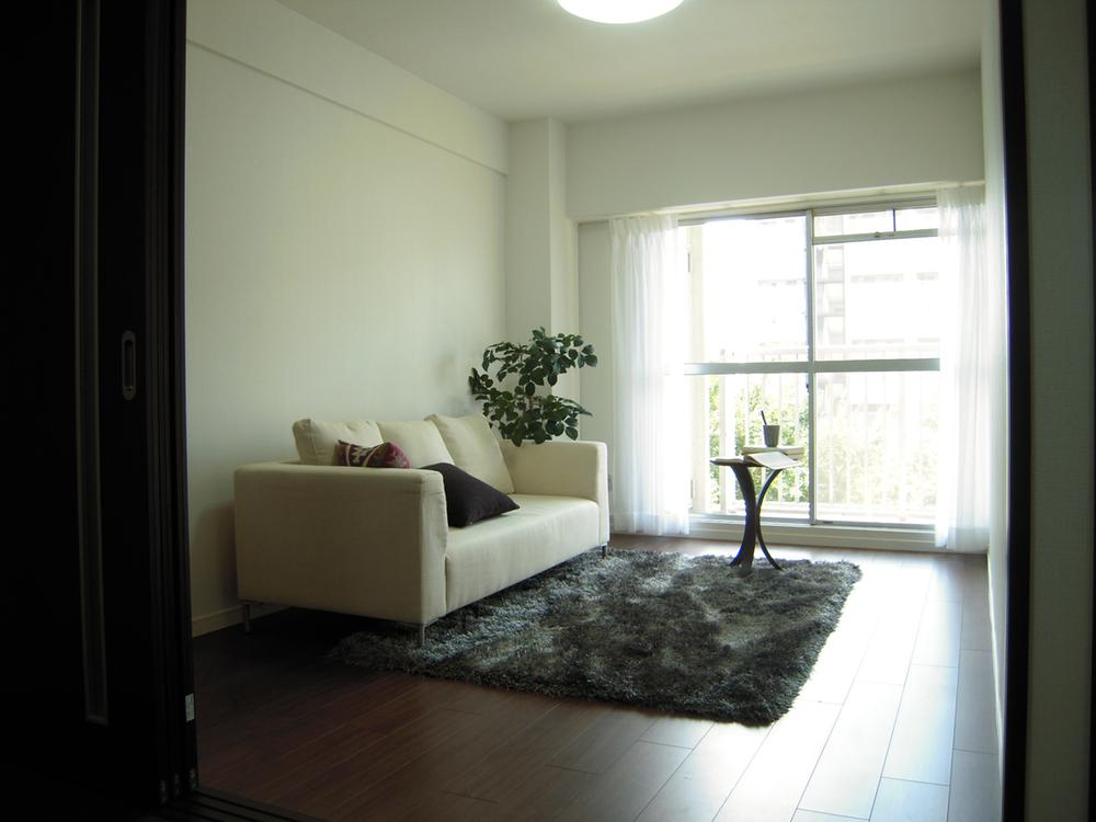 Non-living room. Exposure to the sun, Ventilation are both good.