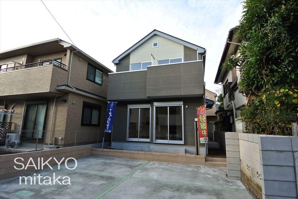 Local appearance photo. Selling local