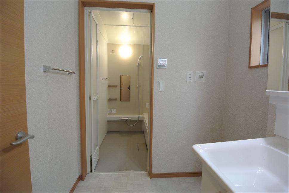 Wash basin, toilet. Selling local