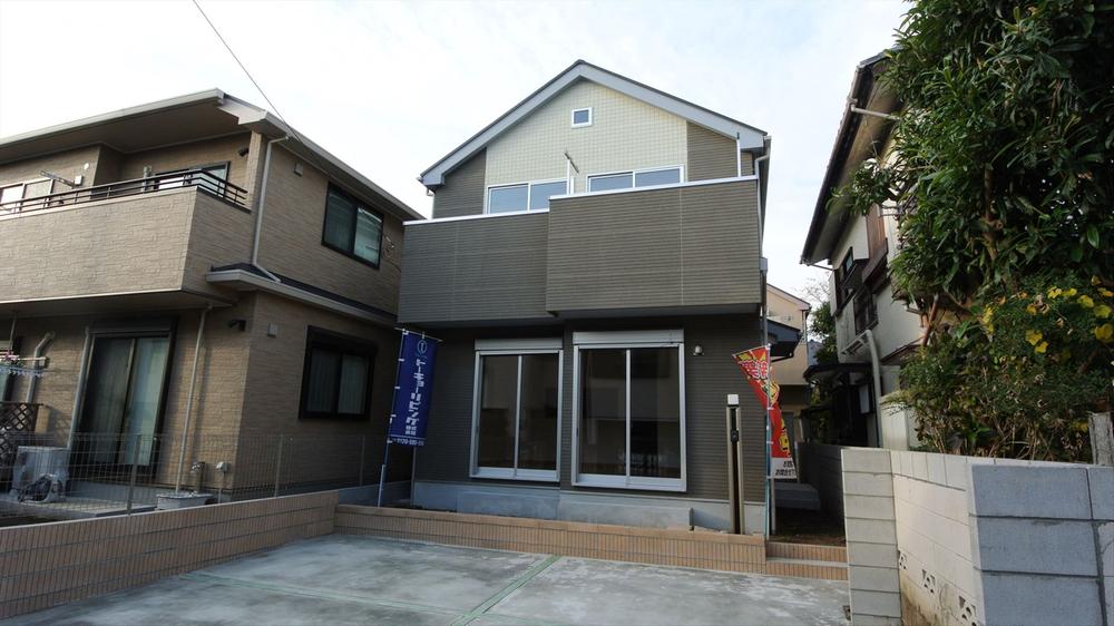 Local appearance photo. Selling local