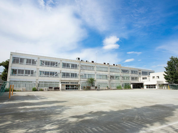 Surrounding environment. Komae fifth elementary school (about 580m / An 8-minute walk)