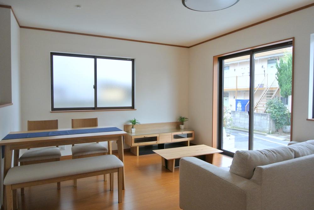 Living. Selling local