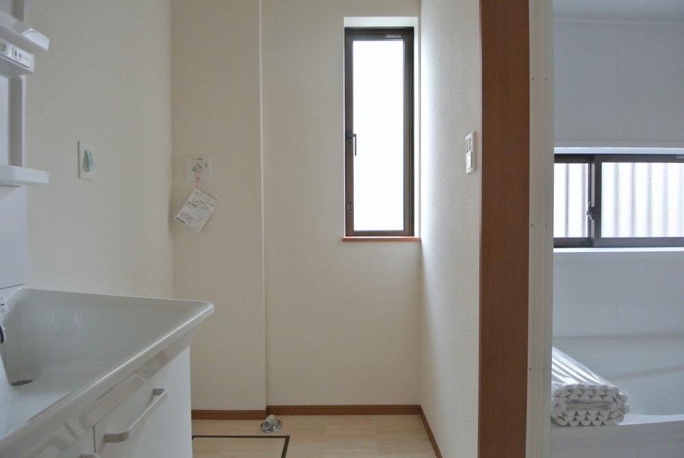 Wash basin, toilet. Selling local