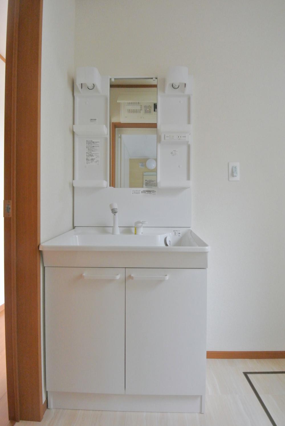 Wash basin, toilet. Selling local