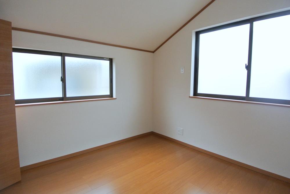 Non-living room. Selling local