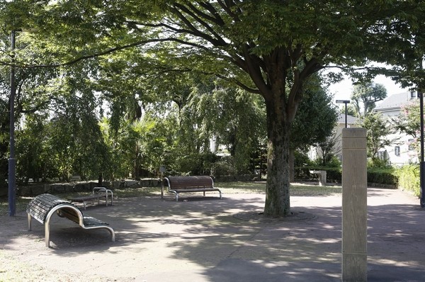  [Motoizumi park] (A 3-minute walk / About 200m) take a break on a bench Once tired to explore the town. It is useful because it can go in a 3-minute walk from the apartment