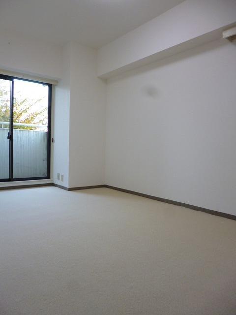 Non-living room. Western-style about 6.9 Pledge. With west-facing balcony.