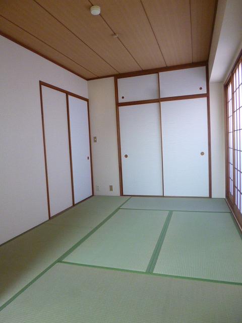 Non-living room. Japanese-style room 6 quires. TatamiChokawa renovation completed. Balcony.