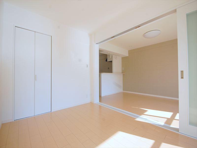 Living. Selling local