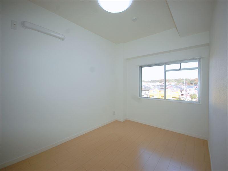 Non-living room. Selling local