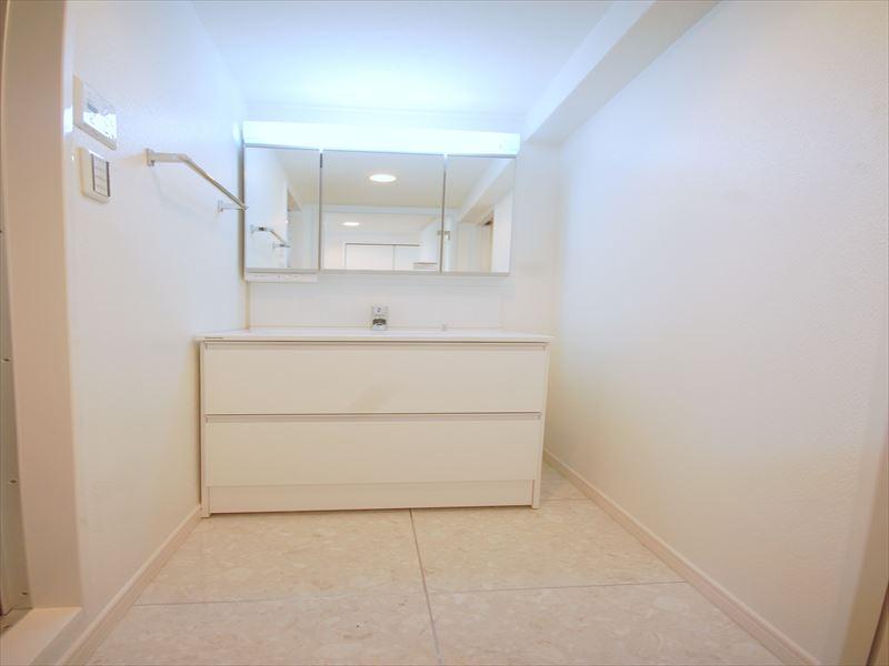 Wash basin, toilet. Selling local