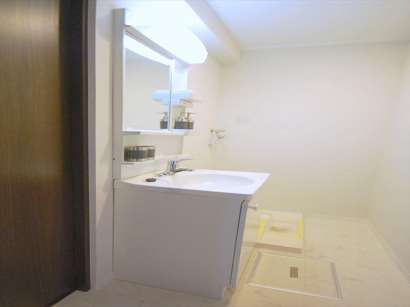 Wash basin, toilet. Selling local