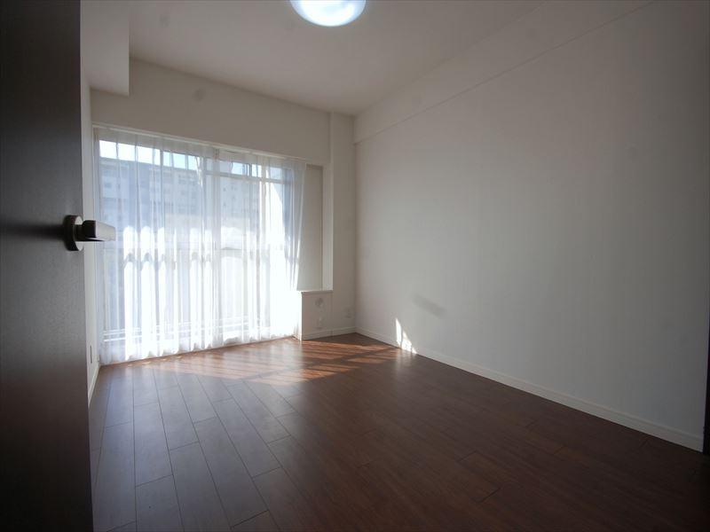 Non-living room. Selling local