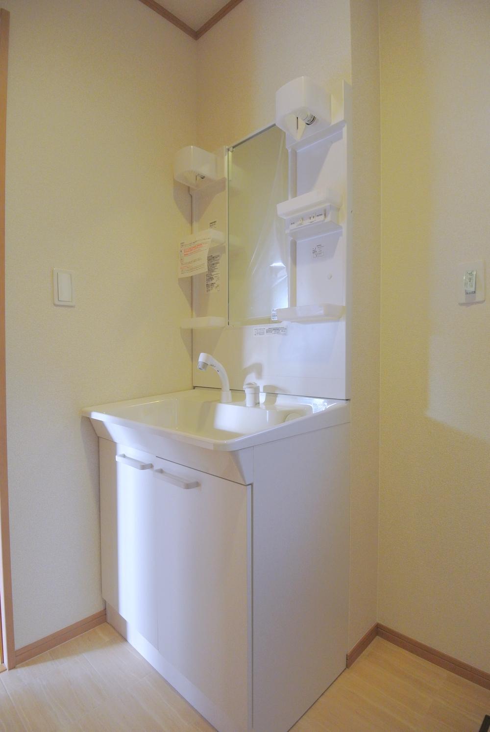 Wash basin, toilet. Selling local