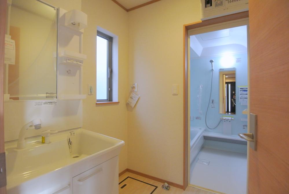 Wash basin, toilet. Selling local