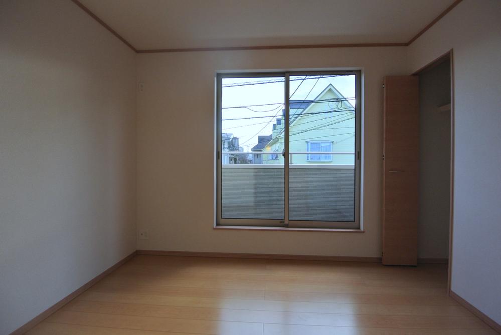 Non-living room. Selling local