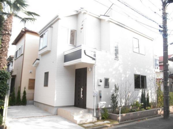 Local appearance photo. (Local appearance photograph) is a newly built condominiums all one building in a quiet residential area