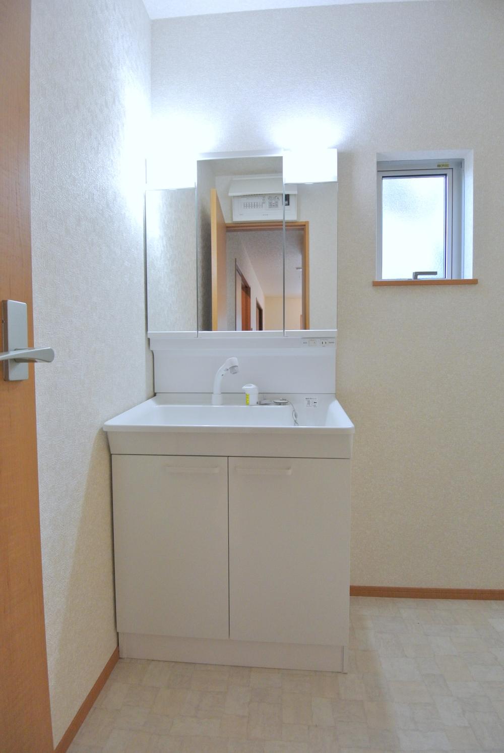 Wash basin, toilet. Selling local