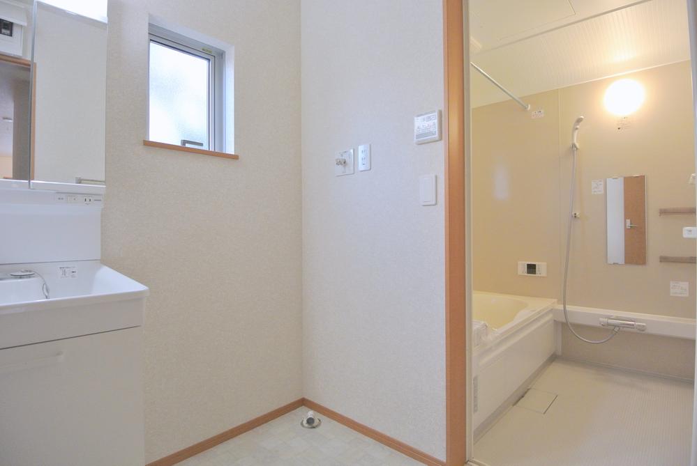 Wash basin, toilet. Selling local