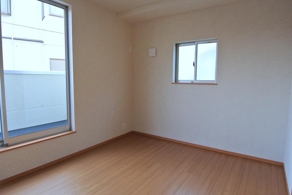 Non-living room. Selling local