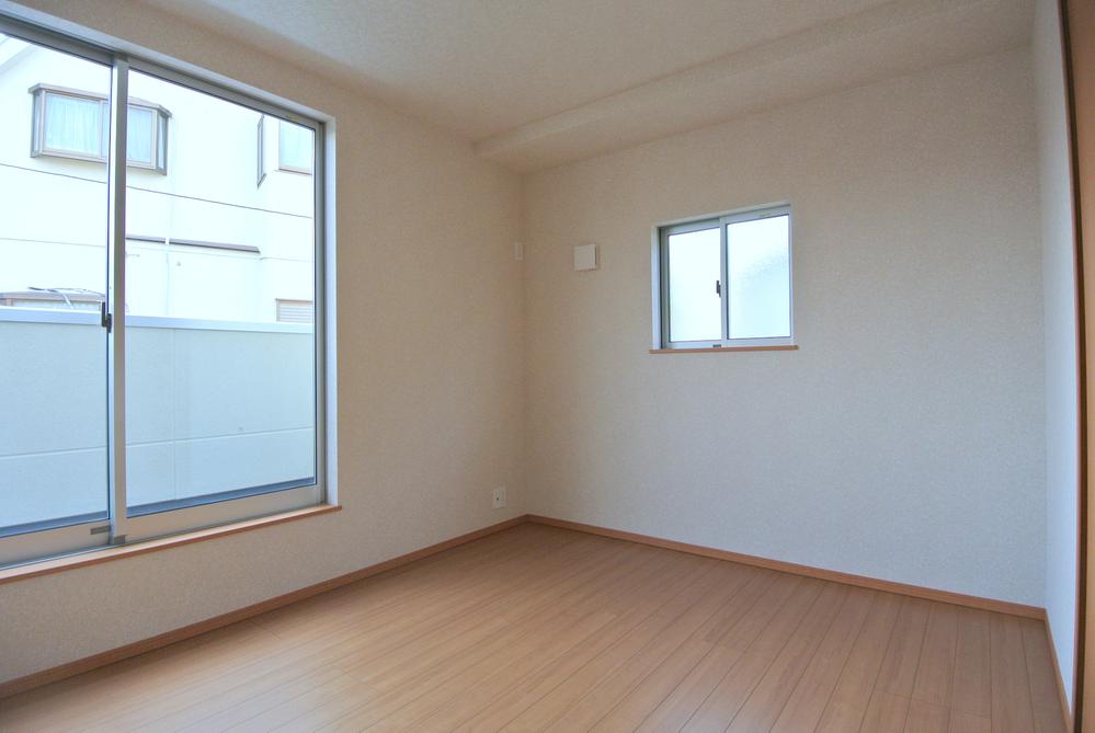 Non-living room. Selling local