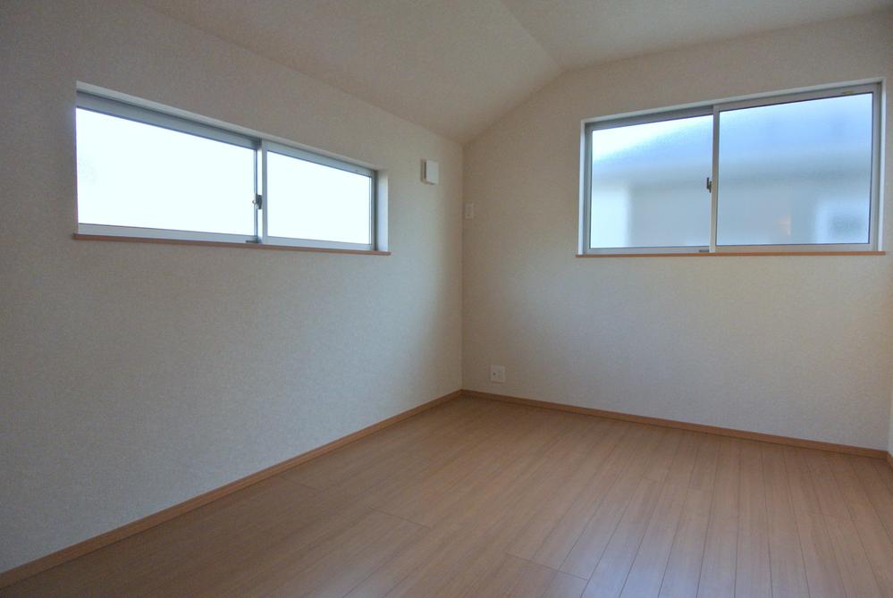 Non-living room. Selling local