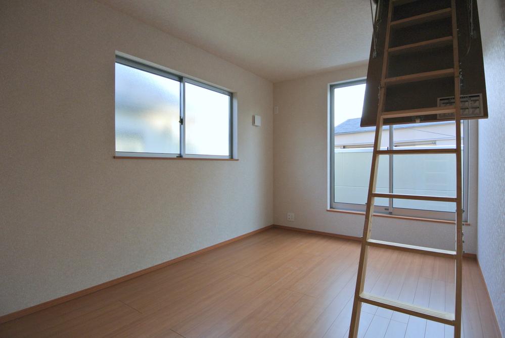 Non-living room. Selling local