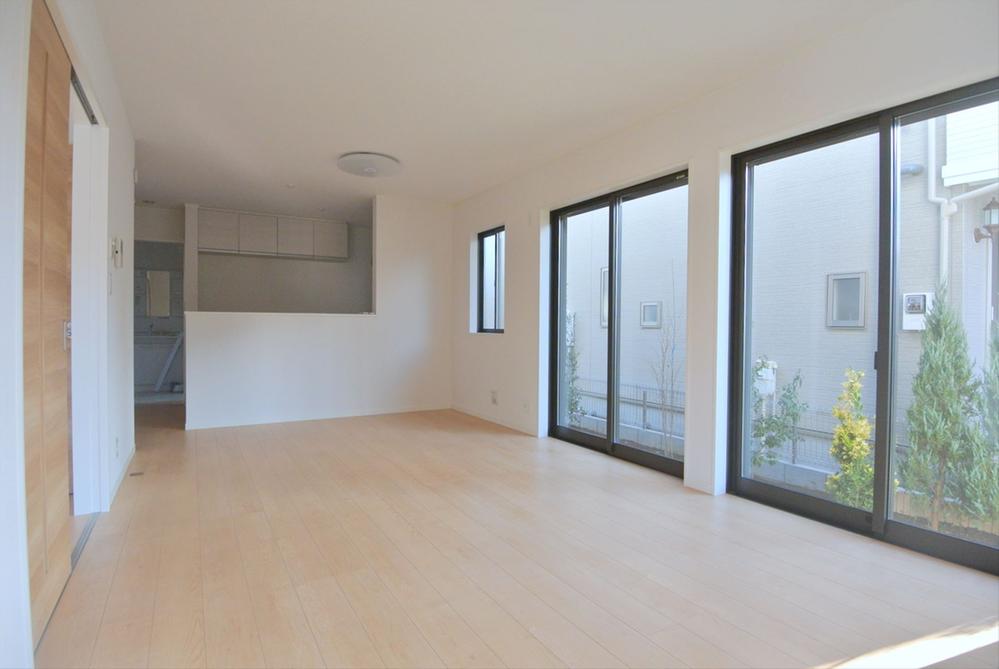 Living. Selling local