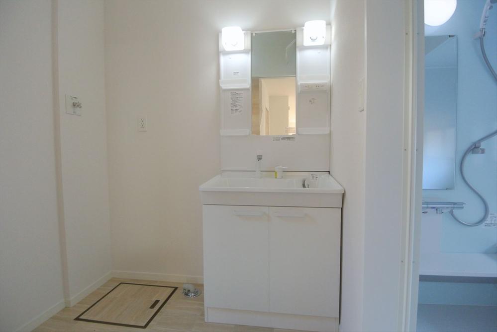 Wash basin, toilet. Selling local