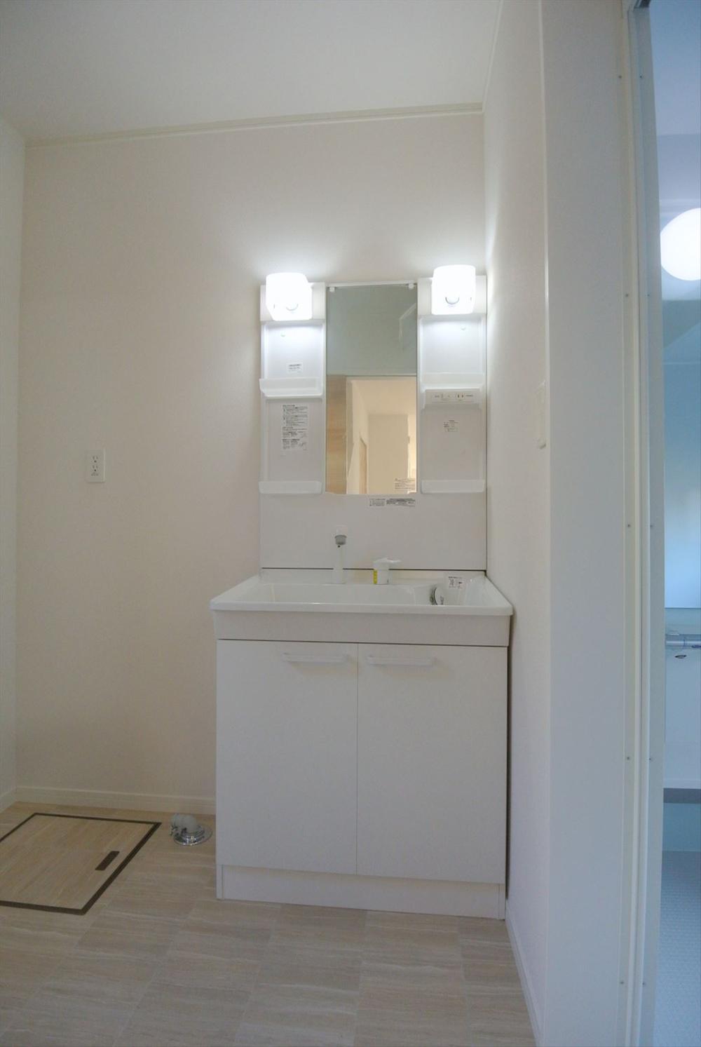 Wash basin, toilet. Selling local