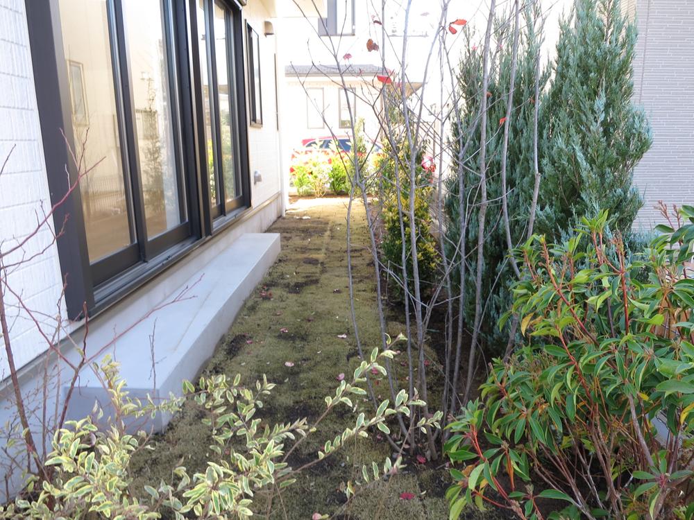 Garden. Green is not only heals the mind of the people who live, Also it will protect privacy