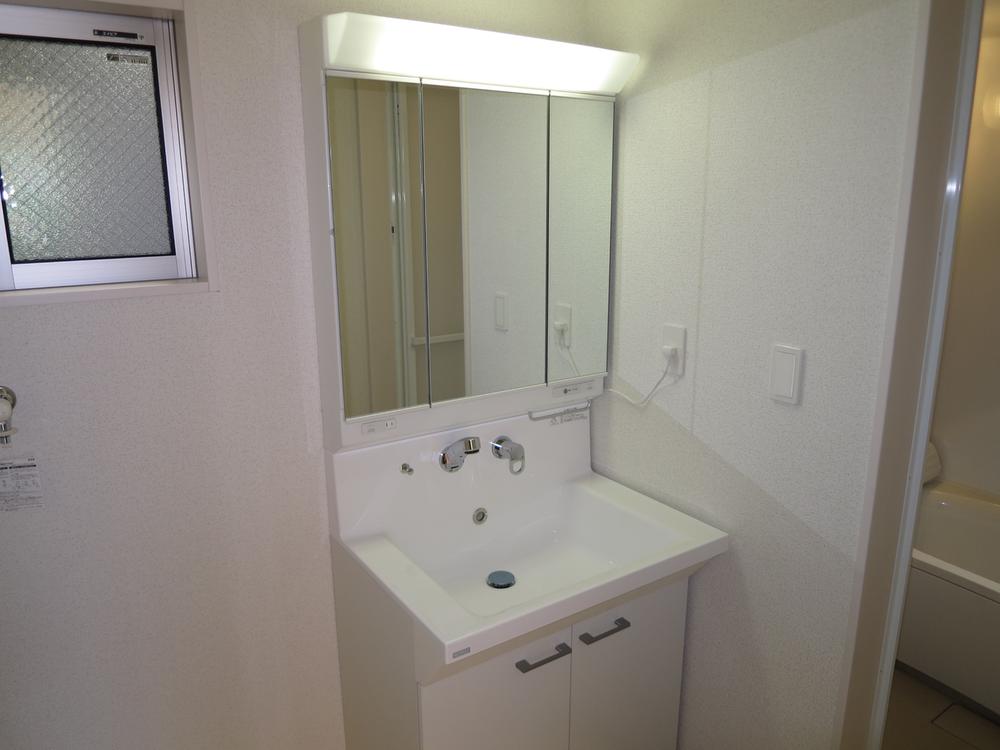 Wash basin, toilet. Local (12 May 2013) Shooting